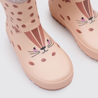 Galochas rosa com padrão de pintas castanhas e rosto de gato desenhado