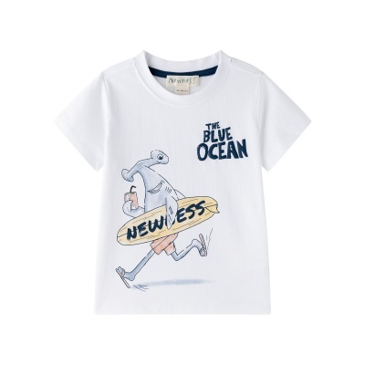 T-shirt branca infantil com estampado de tubarão martelo a surfar e texto THE BLUE OCEAN