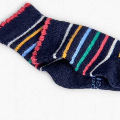 Meias coloridas de tecido macio com riscas e acabamento vermelho