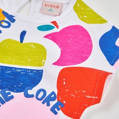 T-shirt infantil branca com estampados coloridos e texto CORE