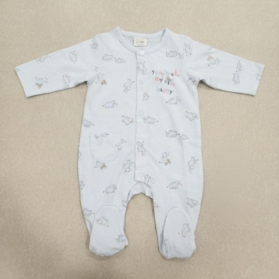 Macacão bebé azul claro com estampas de animais e texto colorido bordado