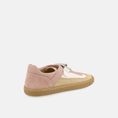 tênis rosa claro e branco com sola castanha e fecho metálico