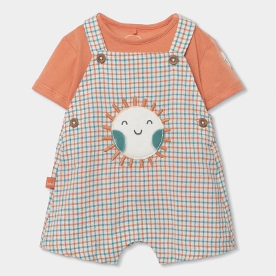 Conjunto de bebé laranja com macacão xadrez azul e laranja e sol sorridente