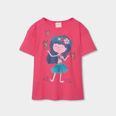 T-shirt infantil rosa com estampa de menina com saia de folhagem e borboletas