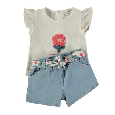 Conjunto infantil creme com t-shirt e calções azuis com cinto floral
