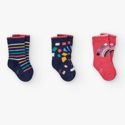 Três pares de meias coloridas para bebé com padrões diferentes