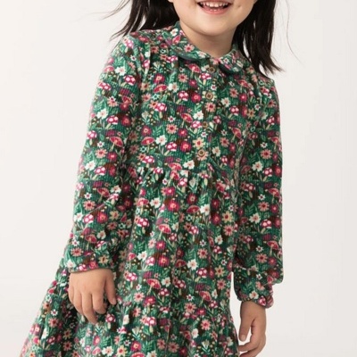 Criança com vestido floral verde de manga comprida