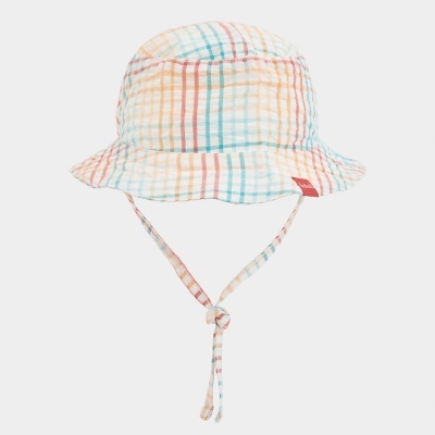Chapéu de tecido colorido com padrão riscado e tiras para amarrar