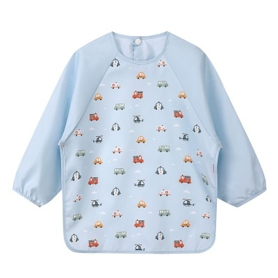 Babete azul claro com padrão de veículos coloridos para criança