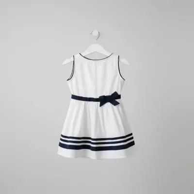 Vestido infantil branco com detalhes azuis escuros no cabide