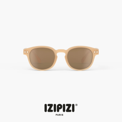 Óculos de sol bege com lentes castanhas e texto IZIPIZI PARIS