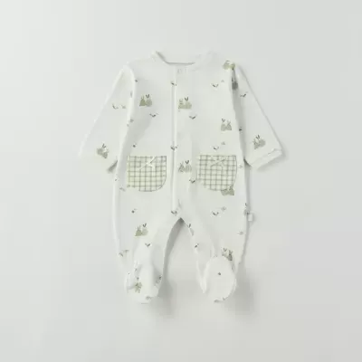 Macacão branco para bebé com padrão de coelhos verdes e bolsos quadriculados verdes