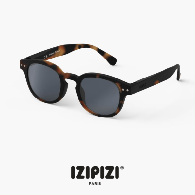 Óculos de sol tartaruga com lentes escuras e marca IZIPIZI