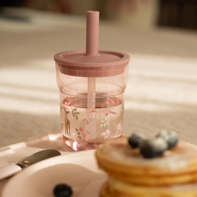 Copo infantil transparente com tampa rosa e decoração de veado e flores
