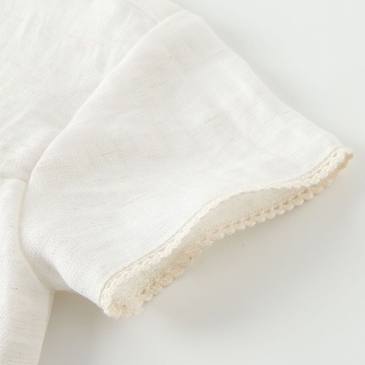 Manga curta branca com borda em renda delicada