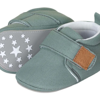 Sapatos de bebé verdes com sola cinzenta e estrelas brancas.