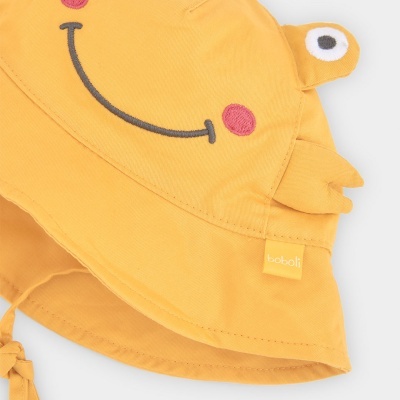 Chapéu infantil amarelo com bordado de rosto sorridente e etiqueta boboli