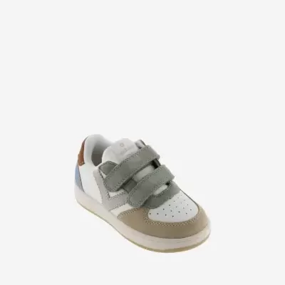 Ténis infantil em pele branca com velcro verde e detalhes castanhos e azuis