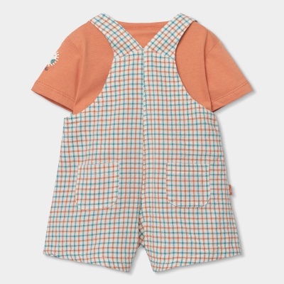 Conjunto infantil com t-shirt laranja e jardineira quadriculada azul, bege e castanho