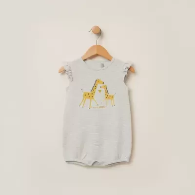 Body bebé cinzento claro com girafas amarelas e folhos nas mangas
