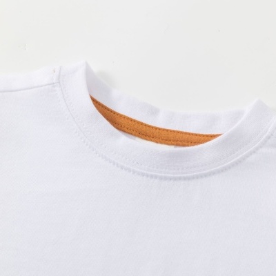 Camisola branca de algodão com gola redonda e detalhe laranja interior