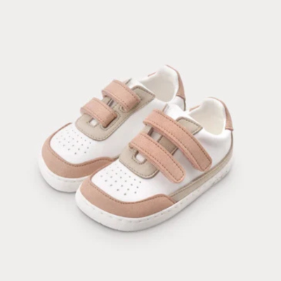 Par de sapatilhas infantis brancas e bege com fecho de velcro
