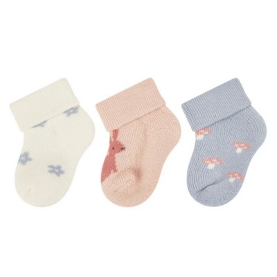 Três meias de bebé coloridas com padrões distintos