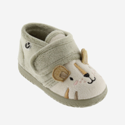 Pantufa infantil cinza claro e bege com fecho de velcro e rosto de animal bordado
