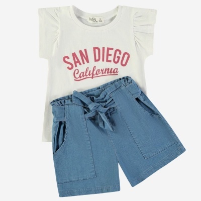 Conjunto infantil t-shirt branca com texto vermelho e calções denim azuis com laço