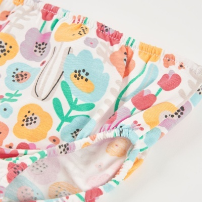 Tecido branco com padrão floral colorido e elástico na borda