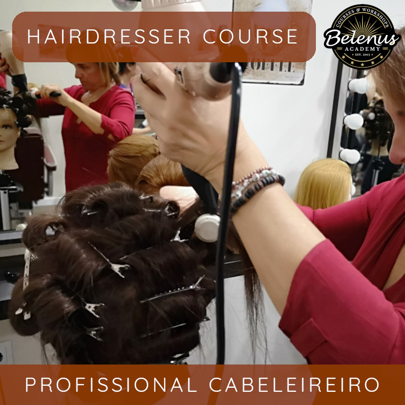 Curso Profissional de Cabeleireiro: B-Learning Curso de cabeleireiro com pessoa a trabalhar cabelo de manequim e texto promotor do curso.