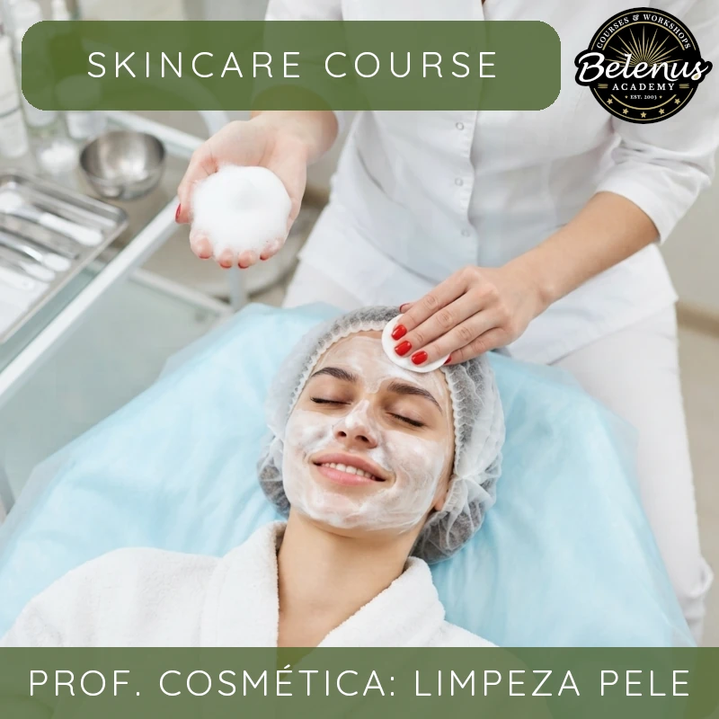 Curso Profissional de Cosmética do Rosto: Inicial Mulher recebe limpeza de pele em ambiente clínico com textos promocionais do curso