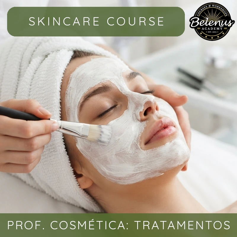 Curso Profissional de Cosmética do Rosto: Tratamentos Essenciais Pessoa com máscara facial branca sendo aplicada com pincel, texto SKINCARE COURSE e PROF. COSMÉTICA: TRATAMENTOS
