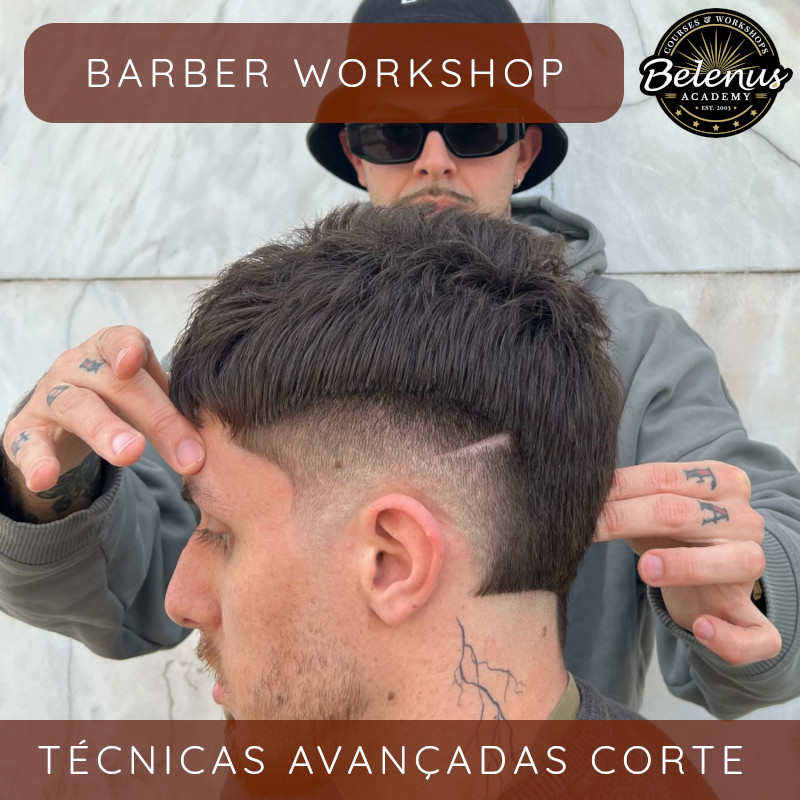 Workshop Barbearia - Técnicas Avançadas de Corte: B-Learning Homem com corte de cabelo moderno e linhas definidas num workshop de barbeiro
