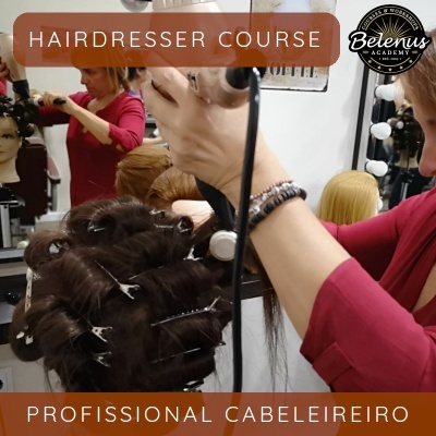 Curso de cabeleireiro com pessoa a trabalhar cabelo de manequim e texto promotor do curso.