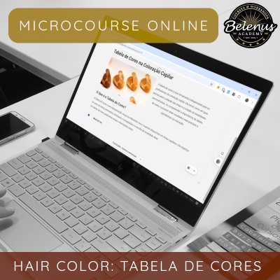 Computador portátil com página de tabela de cores capilares e amostras de cabelo