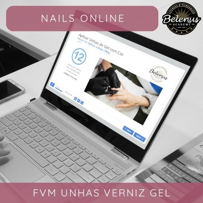 Portátil com curso online de unhas de gel a aplicar verniz