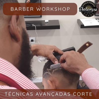 Barbeiro a cortar cabelo com navalha em ambiente de workshop com textos sobre técnicas de corte avançadas.