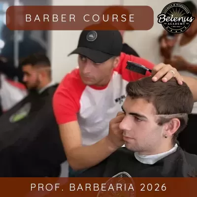 Aula prática de barbeiro com jovem a cortar cabelo e textos de curso visíveis