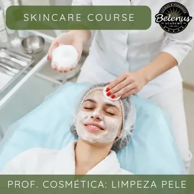Mulher recebe limpeza de pele em ambiente clínico com textos promocionais do curso