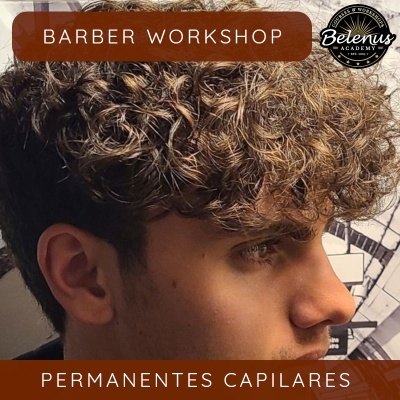 Jovem com cabelo cacheado em perfil e texto publicitário de workshop de permanentes capilares