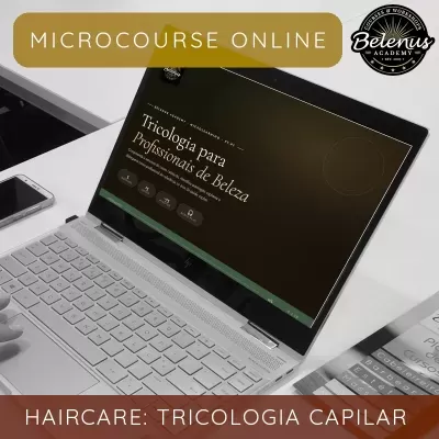 Computador portátil aberto com curso online de tricologia para profissionais de beleza em português