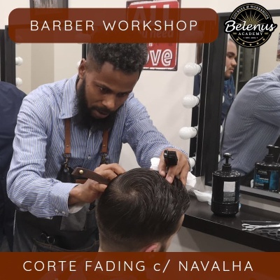 Barbeiro a aparar cabelo com navalha numa barbearia com espelho e produtos