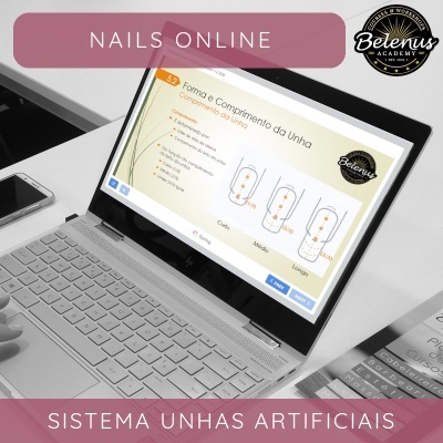 Portátil com curso online sobre unhas artificiais e smartphone preto numa mesa branca