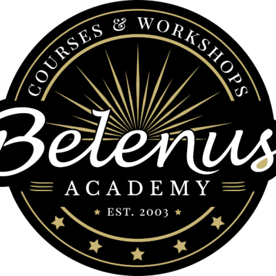 Logótipo redondo de Belenus Academy com texto e estrelas douradas em fundo preto