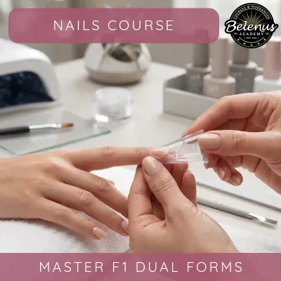 Mãos aplicando formas plásticas transparentes em unhas naturais durante sessão de manicure profissional