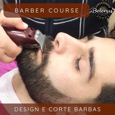 Homem com barba a ser aparado com máquina de cortar cabelo, textos BARBER COURSE e DESIGN E CORTE BARBAS