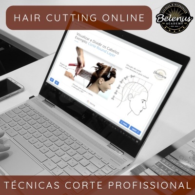 Laptop aberto mostrando aula online de corte de cabelo com texto promocional em fundo castanho