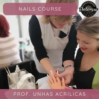 Curso de unhas acrílicas com professora e aluna usando mão de prática com unhas acrílicas
