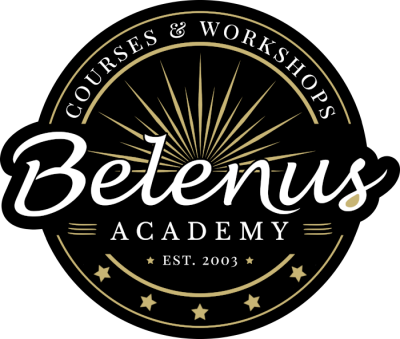 Logótipo redondo de Belenus Academy com texto e estrelas douradas em fundo preto